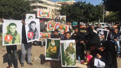 وقفة ساخرة ضد المقاول الهارب محمد على في الإسماعيلية .صور