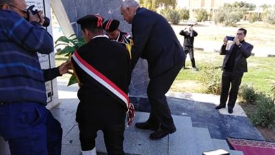 محافظ الوادي الجديد يضع أكليل الزهور علي النصب التذكاري للشهداء فى ذكري عيد الشرطة 68 (صور)