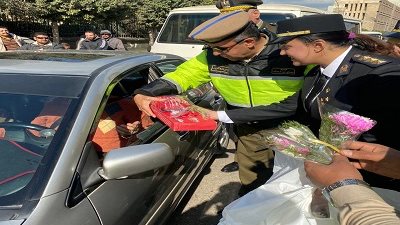 مدير أمن سوهاج وضباطه يوزعون الحلوى والورود على الاطفال والمواطنين