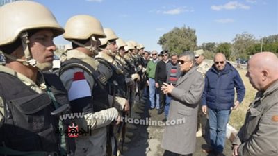 ربيع يهنئ قوات تأمين المجرى الملاحي لقناة السويس بعيد الشرطة .صور
