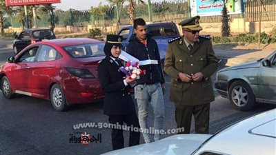 بالورد والشوكولاتة شرطة العاشر من رمضان تحتفل مع الأهالى بعيدهم.. صور
