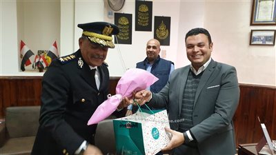 رئيس جهاز مدينة ٦ أكتوبر يوزع الورود على ضباط الشرطة في عيدهم.. صور