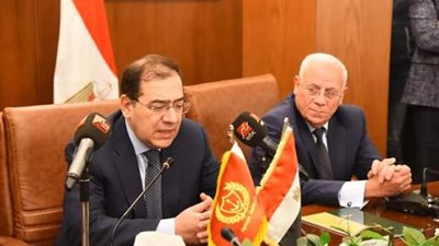 وزيرا البترول والشباب والرياضة يوقعان بروتوكول تسليم الوحدة الصحية ومركز شباب الشيخ زايد