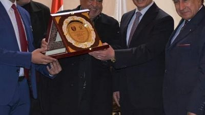 نادى الطيران بالشرقية يكرم رئيس جامعة الزقازيق