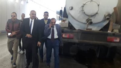 حي الدقي يتابع اصلاح ماسورة مياه بنفق النهضة