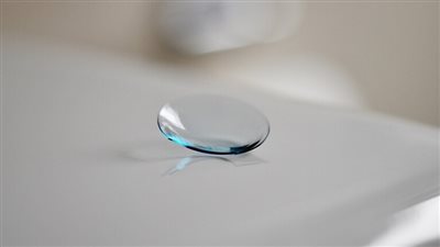 ابتكار عدسات لاصقة ذاتية الترطيب