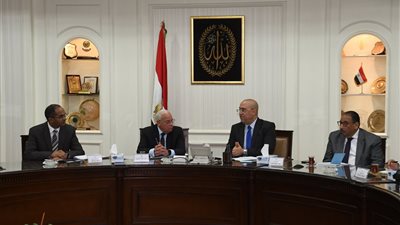وزير الإسكان ومحافظ بورسعيد يتابعان مشروعات مياه الشرب والصرف الصحى