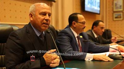 وزير النقل: إنشاء أول مطار جاف في مصر قريبا