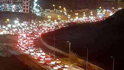 ازدحام شديد بالاوتوستراد والدائري بسبب كسر ماسورة صرف صحي