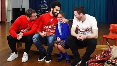 محمد صلاح يفاجئ محبيه الصغار في الكريسماس ..بالفيديو