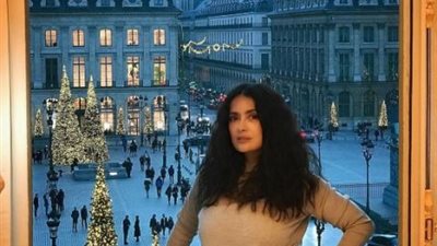 سلمى حايك تحتفل بالكريسماس من باريس