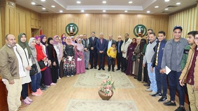 محافظ المنوفية يكرم عدد من الطلاب المتفوقين بالروضة