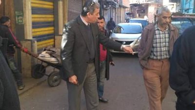جولة مفاجئة لرئيس هيئة نظافة وتجميل القاهرة الى حى الموسكي