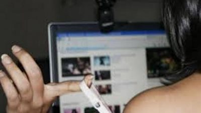 الليلة بـ 4 آلاف جنيه ربة منزل تروج لممارسة الدعارة على الإنترنت