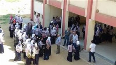 المدير حرض المدرسه على اتهام زملائها بالتحرش بها في منطقة حساسة