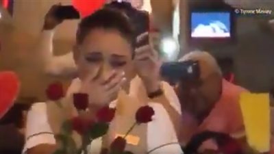 راكب يفاجئ المضيفة بالخطوبة علىى متن الطائره ..بالفيديو
