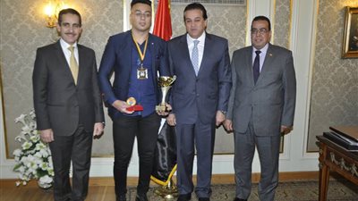 وزير التعليم العالي يكرم بطل العالم في القوة البدنية