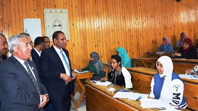 محافظ أسوان يتفقد سير الإمتحانات بكلية التجارة ومعهد الخدمة الإجتماعية