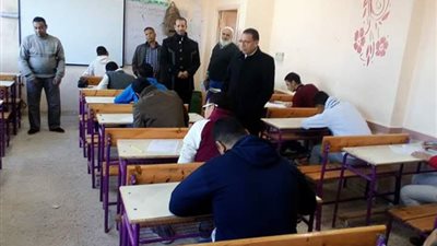 مدير تعليم منشأة القناطر يتابع امتحانات التيرم الاول