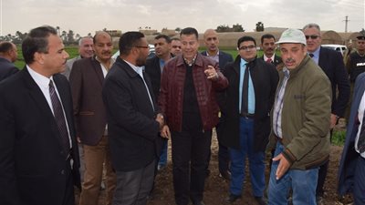 محافظ بني سويف يطالب بتوعية المزارعين بالفول البلدي