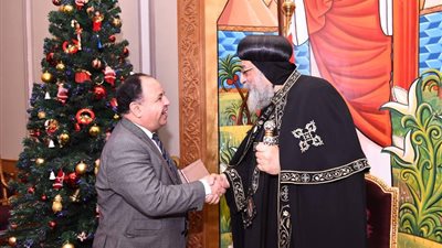 وزير المالية يهنئ البابا تواضروس بالعيد فى الكاتدرائية