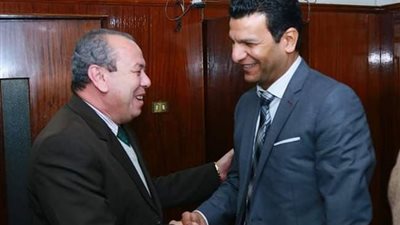 محافظ كفرالشيخ ينظر لملفات التظلمات وتقنين الأراضى مع مفوض الدولة