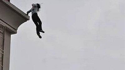 انتحار امرأة من الطابق الرابع.. والسبب صادم
