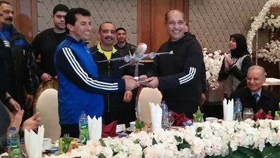 وزير الطيران يهدي وزير الشباب نموذج لاحدث طائرة