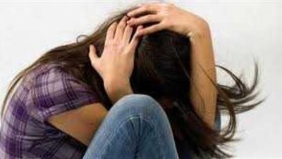 بالفيديو.. زبون يحاول انتزاع ملابس موظفة