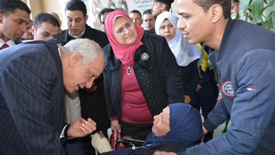محافظ الجيزة يلبى نداء سيدة عجوز تشتكى من كسر مضاعف بيدها