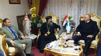 نائب محافظ القاهرة يشارك الأقباط فرحتهم بأعيادهم