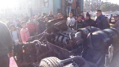 حجز سائقى سيارة التريلا المتسببة فى حادث اصطدام قطار البحيرة .. بالصور