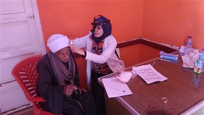 علاج 810 مواطن بقافلة الجامعة بقوص
