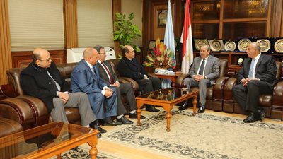 محافظ كفرالشيخ ومساعد وزير المالية يبحثان تنمية الكوادر البشرية