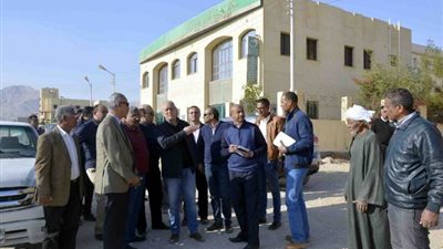 محافظ الاقصر يتفقد المشروعات التنموية والخدمية بمركز القرنة