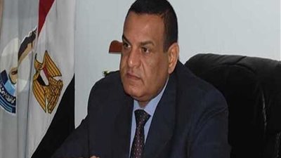 محافظ البحيرة يكافئ عامل مزلقان جنبواي لمنعه كارثة