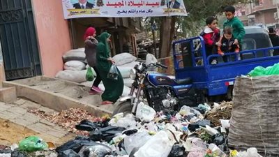 لافتات التهنئة وسط القمامة بالطالبية .. بالصور