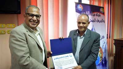 تكريم محمد الدالي مدير فرع هيئة تعليم الكبار بسوهاج