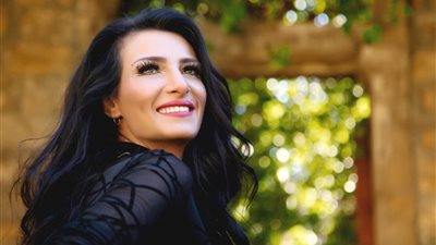 الفنانة بسيم تطلق ست أغنيات بلغات عالمية