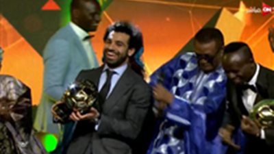 تعليق الصحف العالمية على رقص محمد صلاح على المسرح
