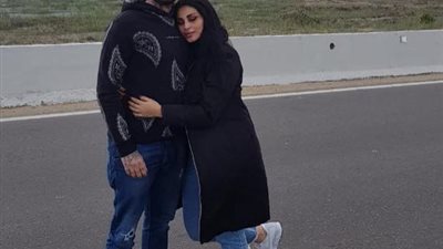 لحظات رومانسية تجمع احمد الفيشاوى بزوجته ..صور