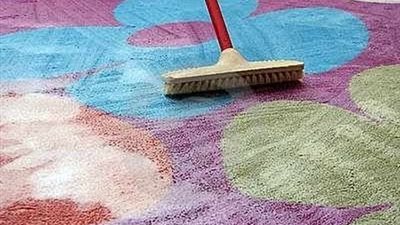 أسهل وأسرع طريقة لتنظيف السجاد بدون ماء