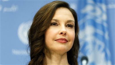 منتج سينمائي يتحرش بممثلة شهيرة