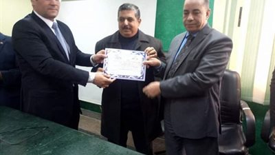 مدير التأمين الصحى بالشرقية يوزع شهادات اجتياز دورة السلامة والصحة المهنية
