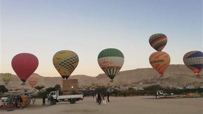 300 سائحا يحلقون فى سماء الأقصر على متن 15 رحلة