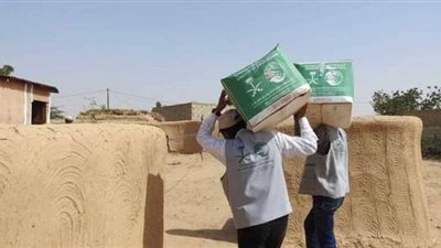 توزيع 400 سلة غذائية على النازحين والمتضررين باليمن