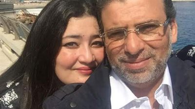 خالد يوسف ينشر صورا جديدة لزوجته ويعلق انتى السند والحبيبة