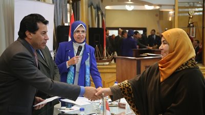 وزير الرياضة يسلم الدفعة الثانية من تمويل المشروعات الصغيرة للشباب