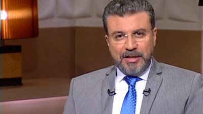 عمرو الليثى يحقق حلم سيدة ويهديها ماكينة خياطة فى 