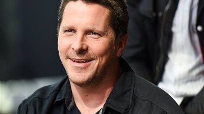 كريستيان بيل يفوز بجائزة أفضل ممثل بفيلم كوميدي بحفل 
